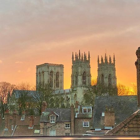 Churchill Two Bedroom Apartments With Free Parking And The Minster View York Extérieur photo