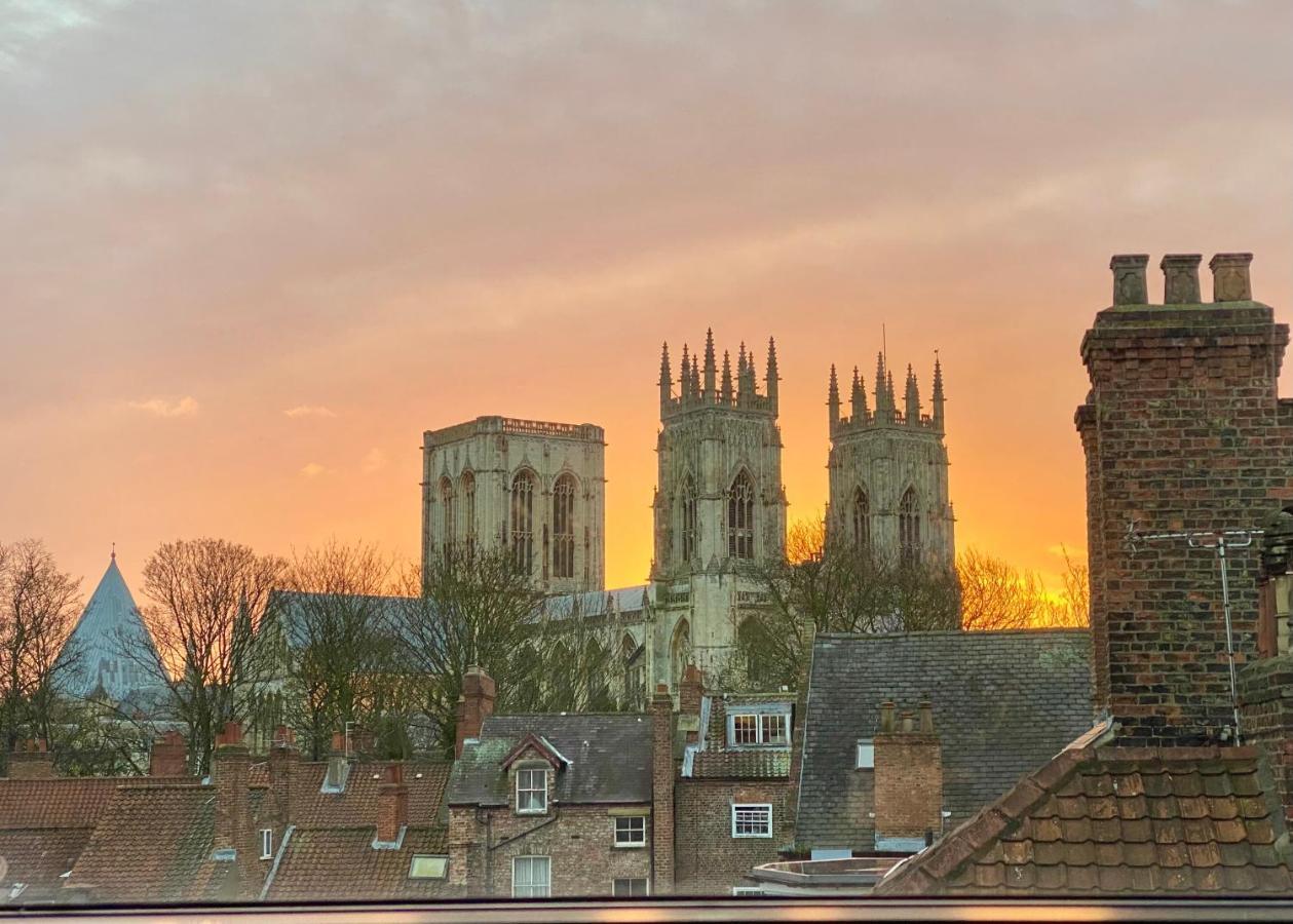 Churchill Two Bedroom Apartments With Free Parking And The Minster View York Extérieur photo
