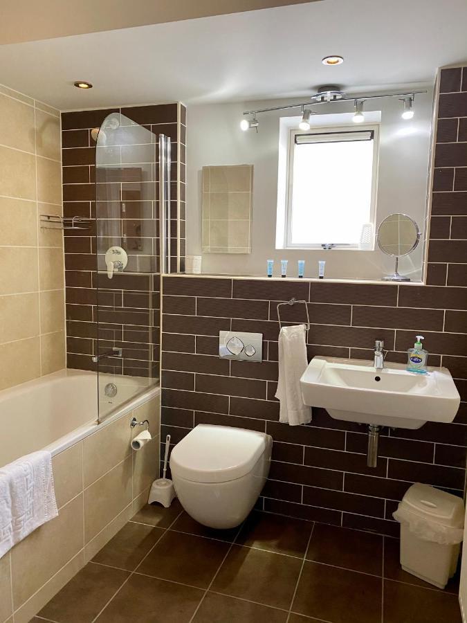 Churchill Two Bedroom Apartments With Free Parking And The Minster View York Extérieur photo